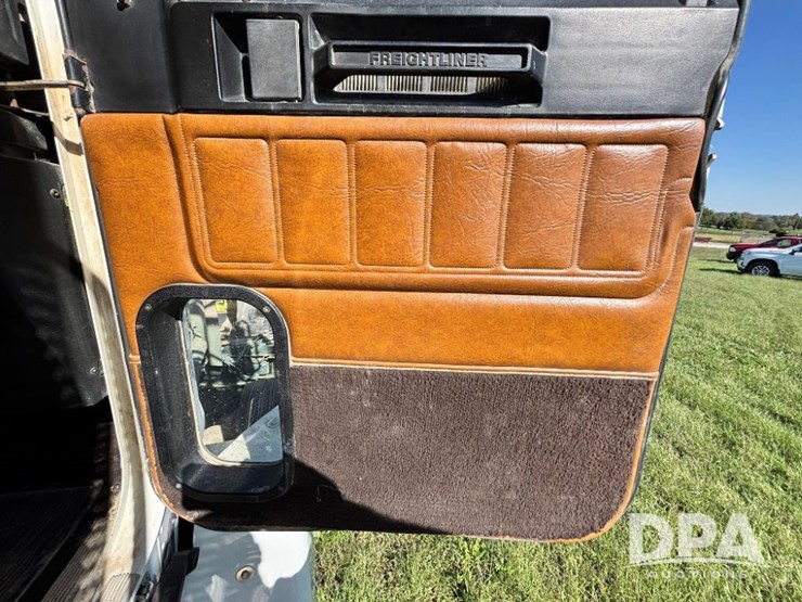 1993-freightliner-fld120-image-82