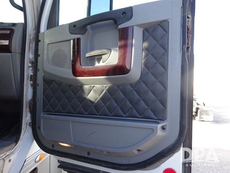 2016-freightliner-coronado-day-cab-glider-truck-(pz13982,-unit-720)-image-82