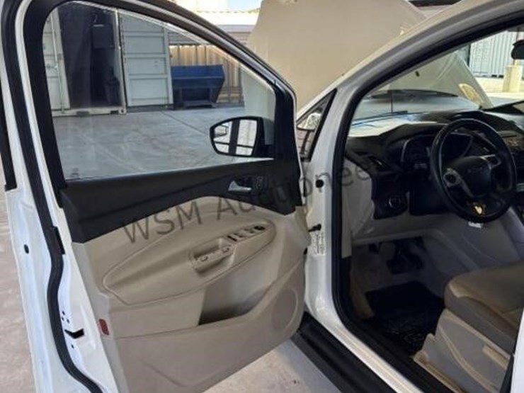 2014-ford-c-max-hybrid-se-wagon-image-21