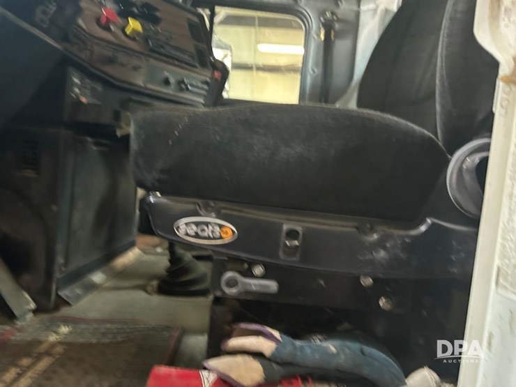 1999-freightliner-fld120-image-32