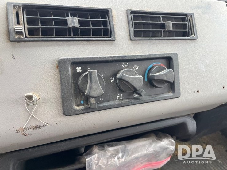 1995-freightliner-fl70-image-58