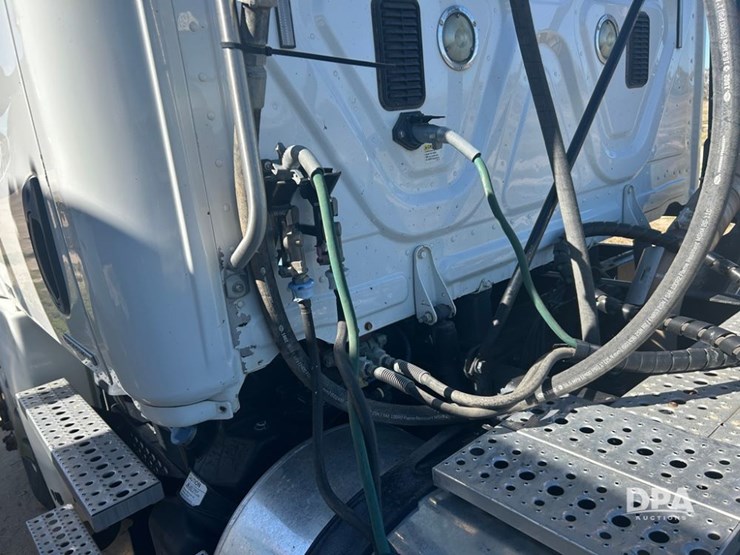 2012-freightliner-cascadia-truck-(cp1182-unit-517)-image-16