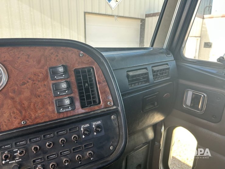 2004-peterbilt-379-image-39