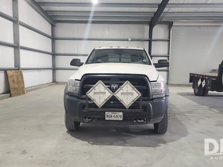 2015-dodge-ram-5500-image-2