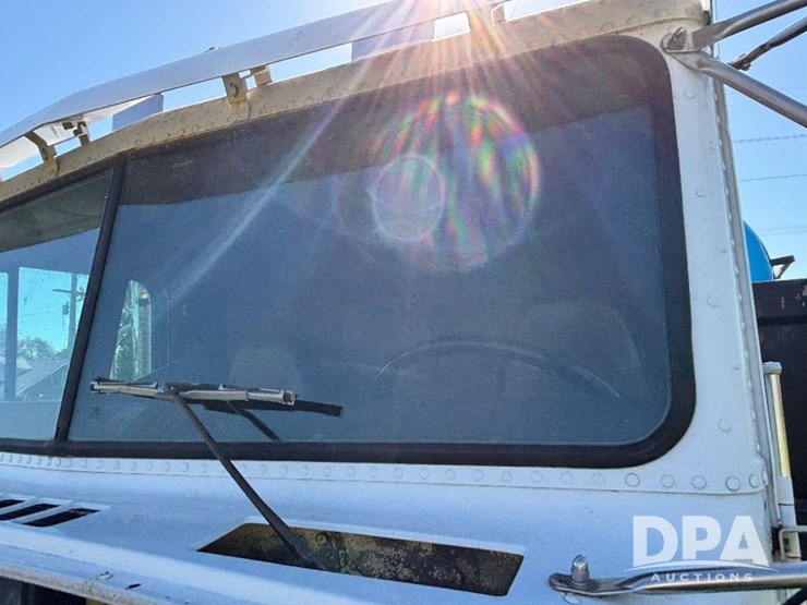 1993-freightliner-fld120-image-70