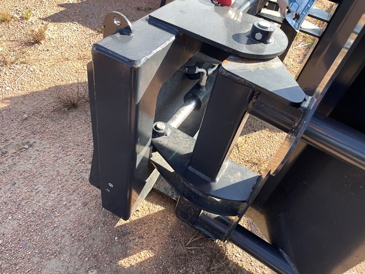 #4085-•-wolverine-skidsteer-bale-squeeze-attachment-image-8