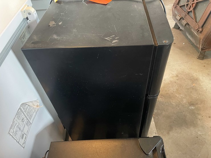 #6621-•-mini-fridge-image-5