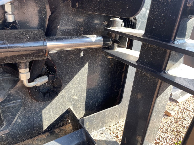 #4085-•-wolverine-skidsteer-bale-squeeze-attachment-image-12