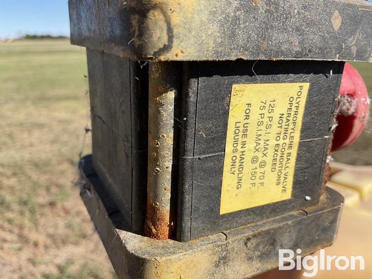 monsanto-250-gallon-liquid-fertilizer-poly-shuttle-image-13