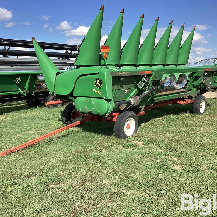 2011 JOHN DEERE 608C