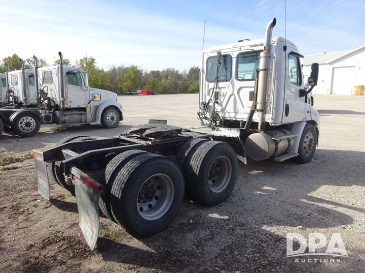 2018-freightliner-cascadia-day-cab-truck-(pz13986,-unit-405)-image-17