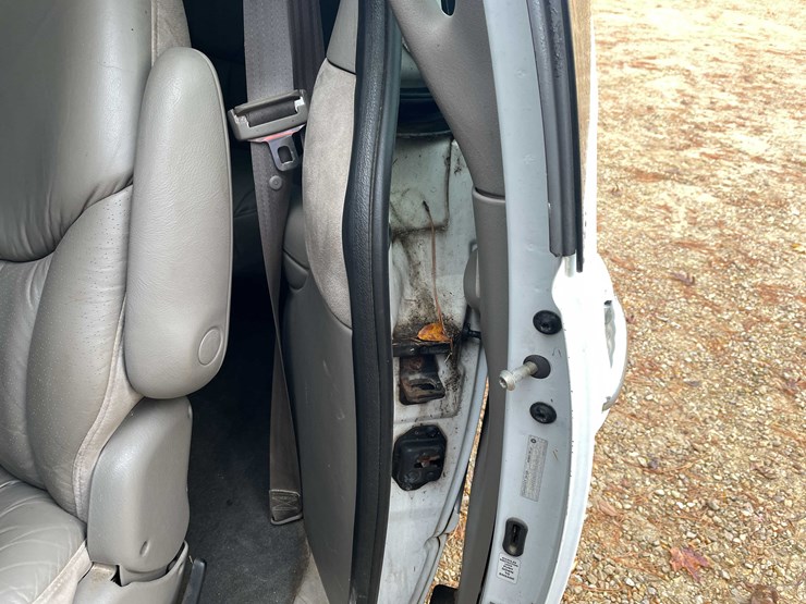 1999-chrysler-town-&-country-image-59