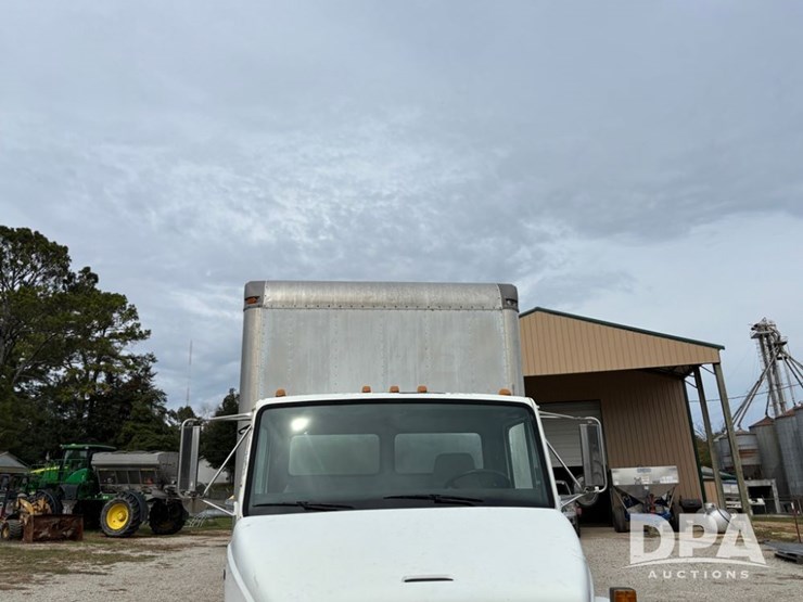 2000-freightliner-fl70-image-15