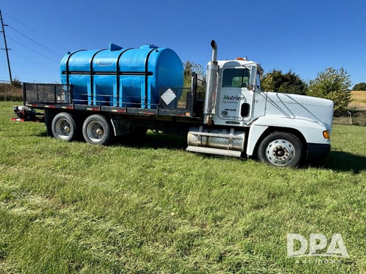 1993-freightliner-fld120-image-3