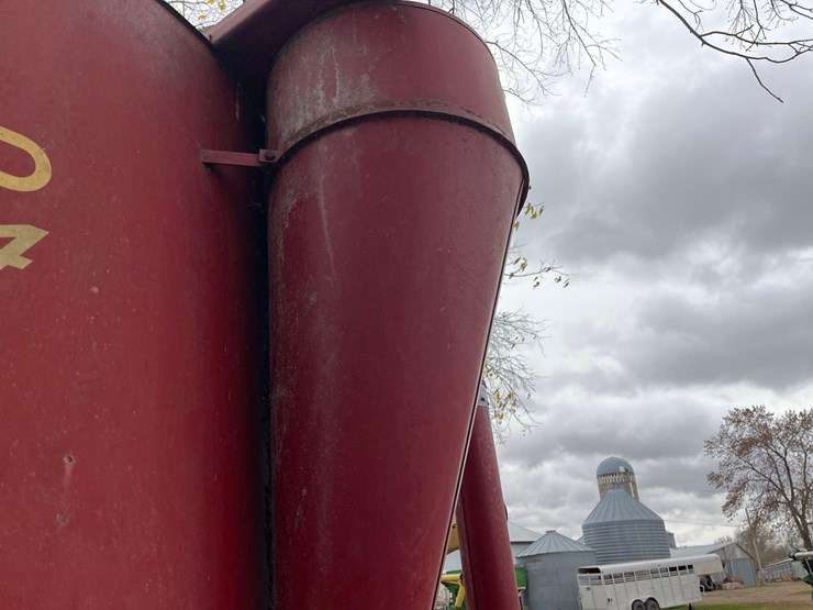 new-holland-354-image-8