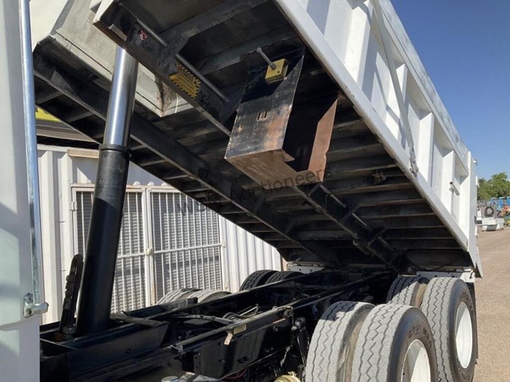 2003-freightliner-fl80-image-31