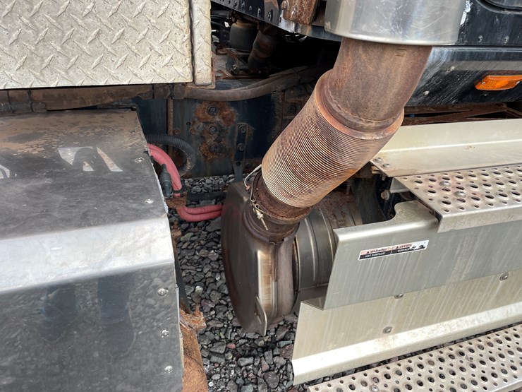 #1002-•-2021-international-semi-tractor-(has-mi-title)-image-18