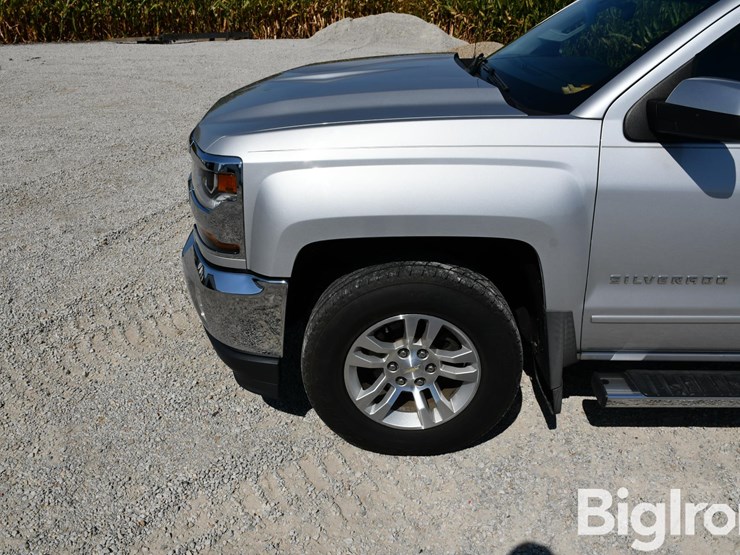 2017-chevrolet-silverado-1500-lt-image-12