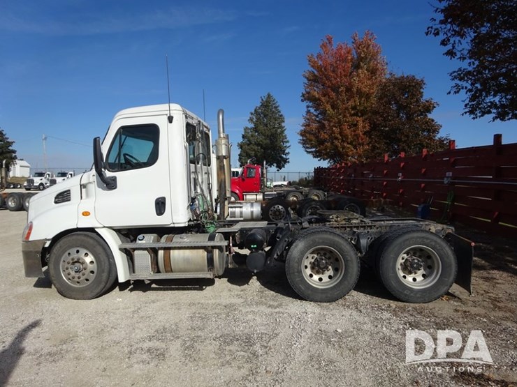 2018-freightliner-cascadia-day-cab-truck-(pz13986,-unit-405)-image-28