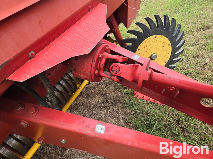 new-holland-660-image-12