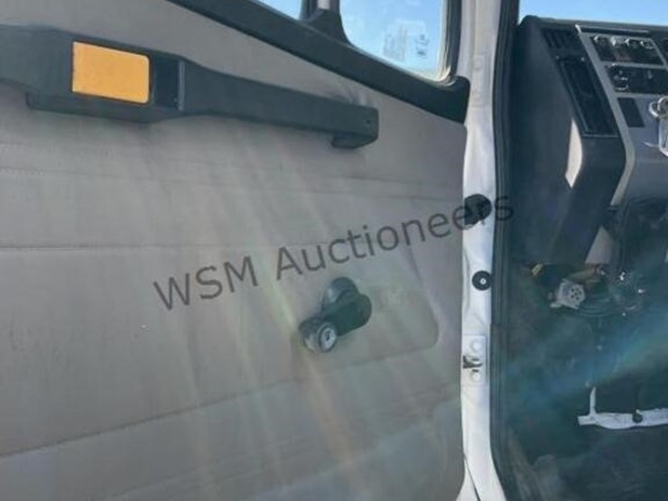 2003-freightliner-fl80-image-30