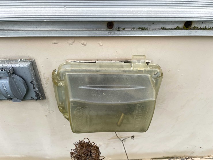 #8044-•-1986-3-horse-gooseneck-camper-trailer-(no-title)-image-11