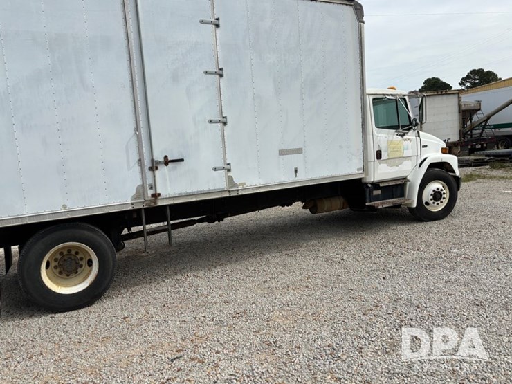 2000-freightliner-fl70-image-12