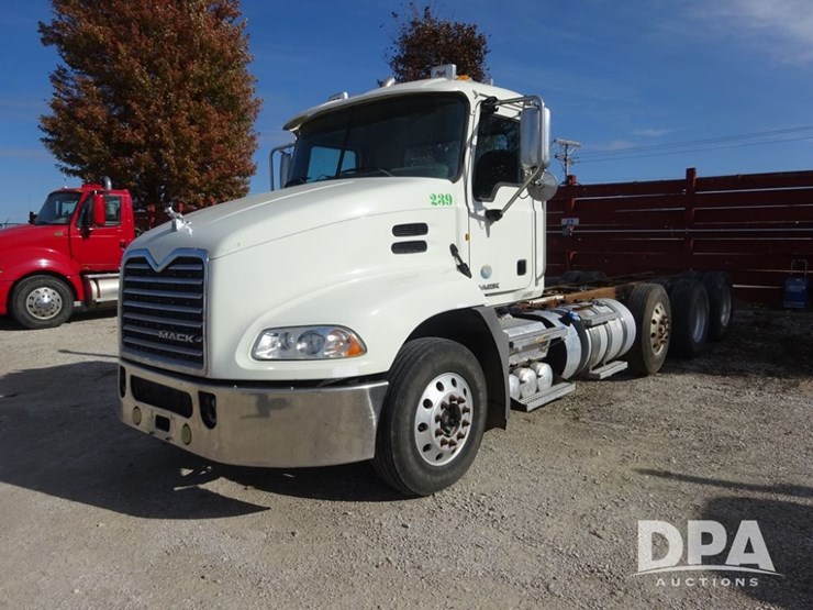 2014-mack-pinnacle-truck-(pz13988,-unit-239)-image-2