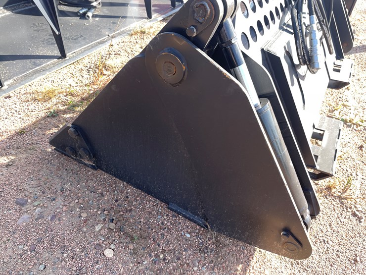 #4078-•-72"-4-in-1-bucket-attachment-image-3