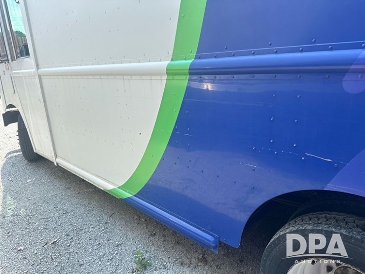 2012-ford-f59-image-11