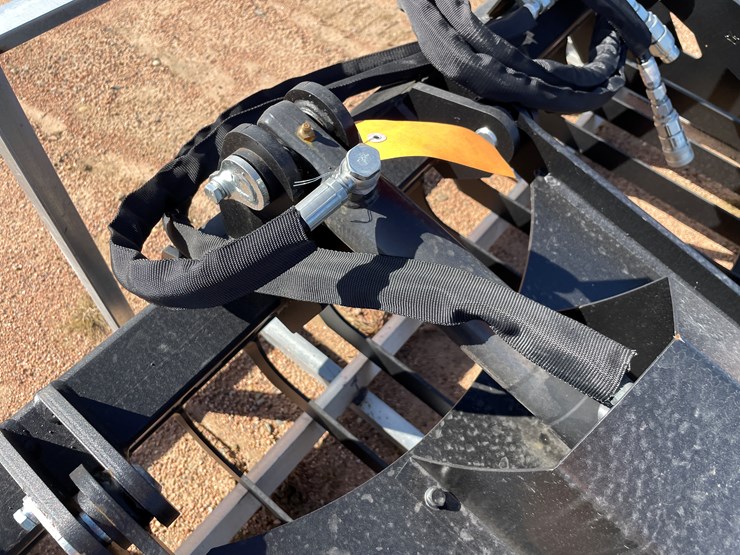 #4114-•-72"-rock-grapple-bucket-attachment-image-6
