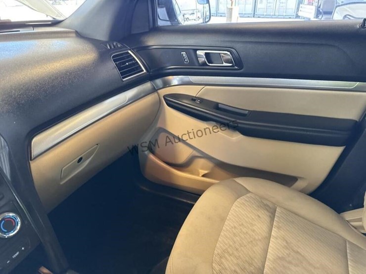 2017-ford-explorer-image-21