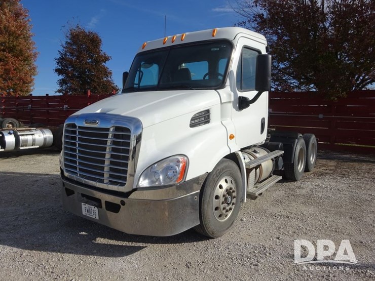 2018-freightliner-cascadia-day-cab-truck-(pz13986,-unit-405)-image-3