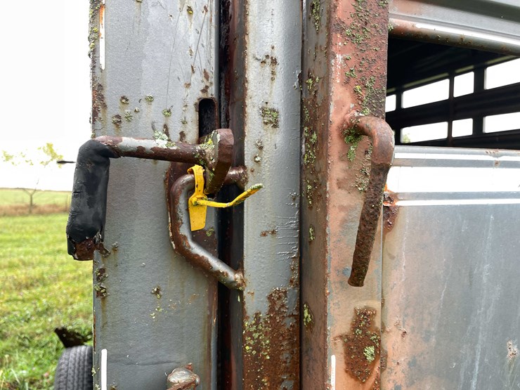 #8040-•-1998-corn-pro-tandem-axle-horse-trailer-(no-title)-image-28