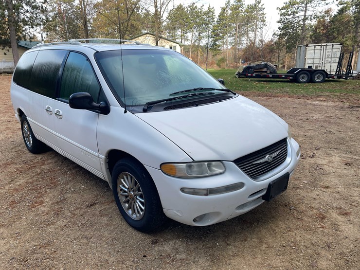 1999-chrysler-town-&-country-image-3
