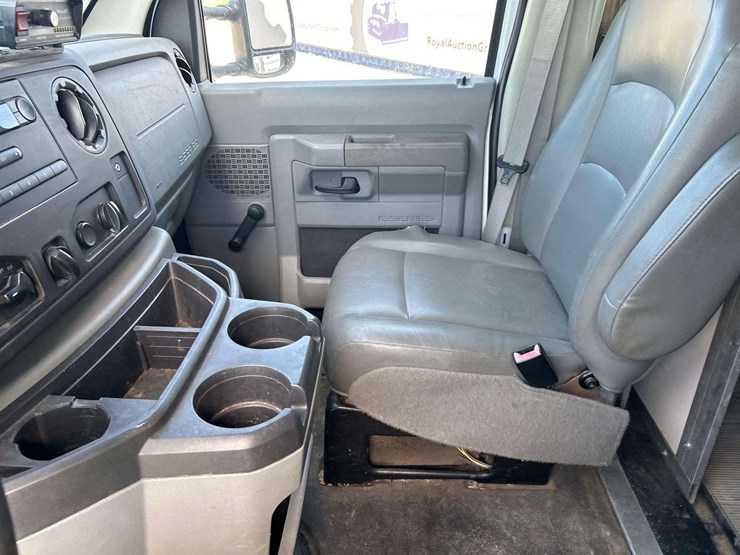 2015-ford-e350-image-16