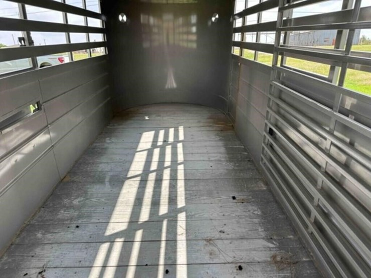 2023-w-w-16'-livestock-trailer-image-11