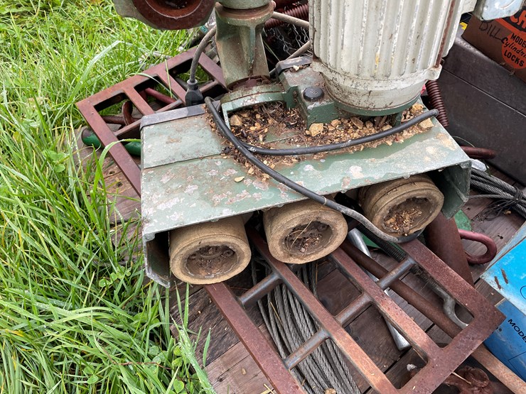 #8125-•-pallet-of-misc-image-11