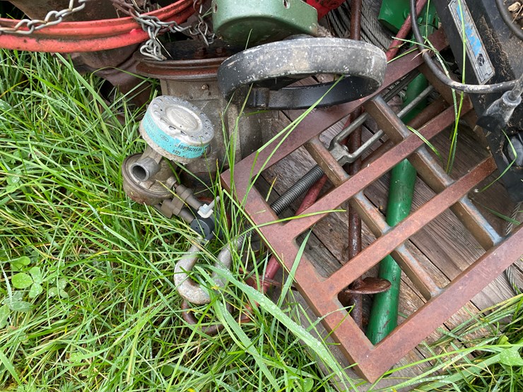 #8125-•-pallet-of-misc-image-17