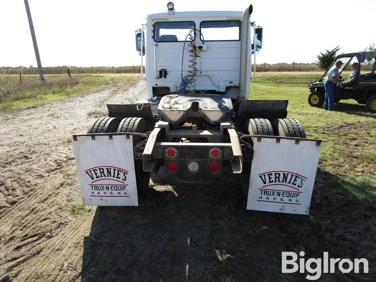 2000-freightliner-fl70-image-6