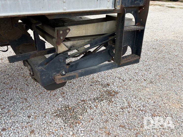 2000-freightliner-fl70-image-30