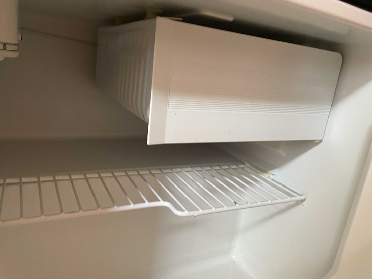 #6620-•-mini-fridge-image-11