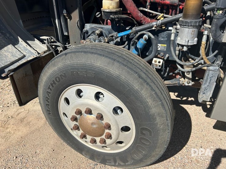 2004-peterbilt-379-image-11