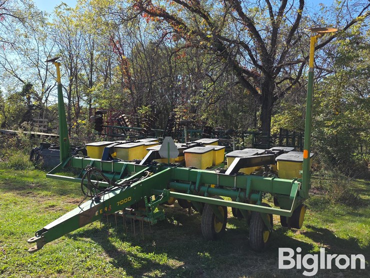 john-deere-7000-image-1