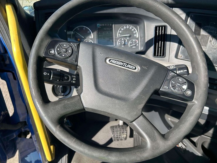 2021-freightliner-cascadia-116-image-13