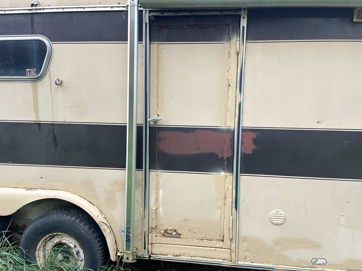 #8044-•-1986-3-horse-gooseneck-camper-trailer-(no-title)-image-33