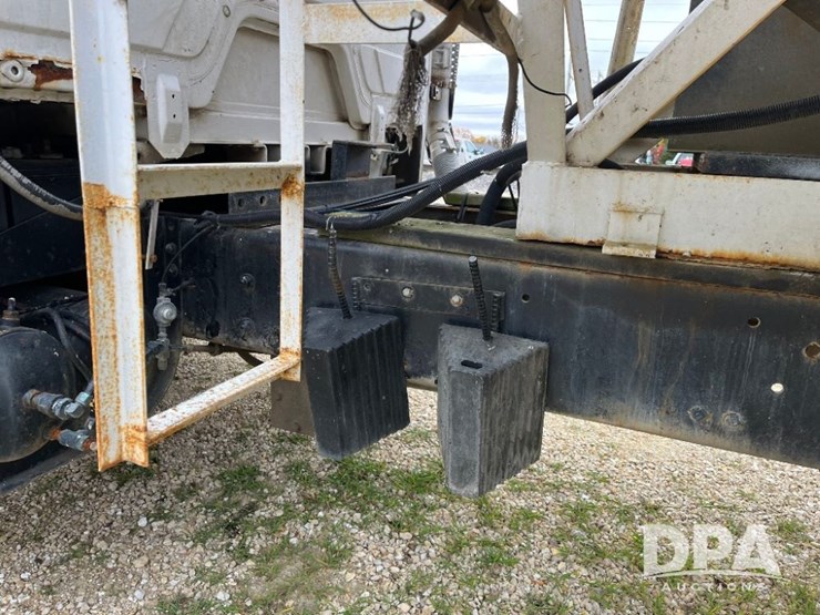 1995-freightliner-fl70-image-45