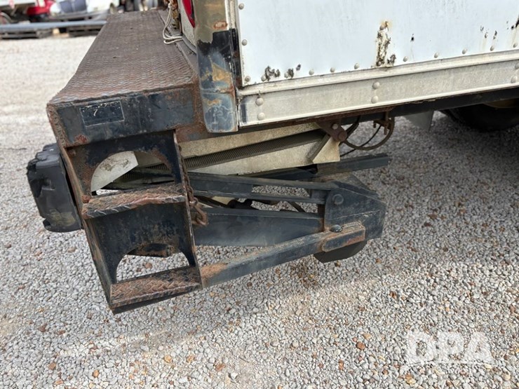 2000-freightliner-fl70-image-34