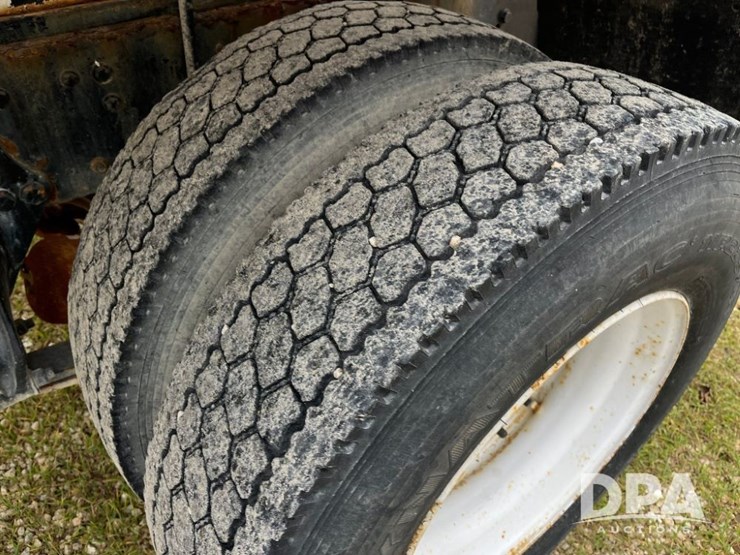 1995-freightliner-fl70-image-41