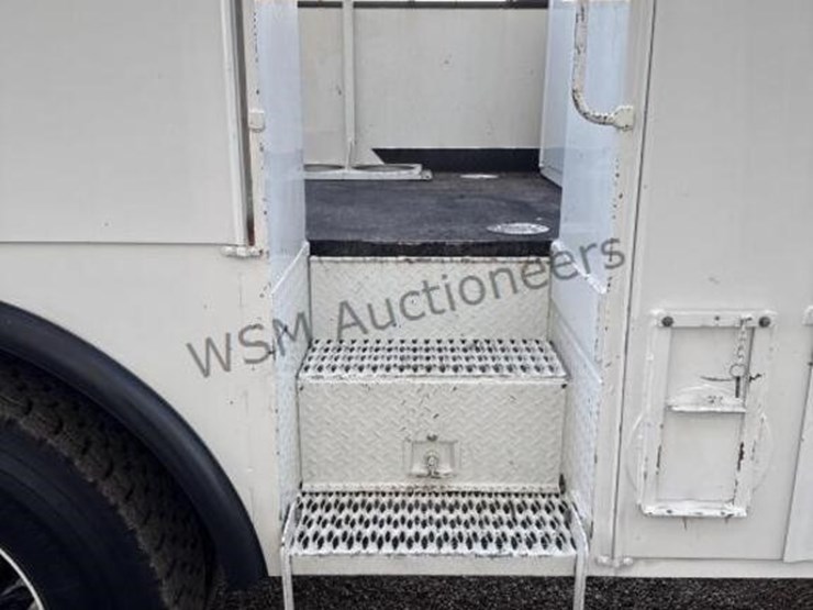 2012-freightliner-m2-106-image-24